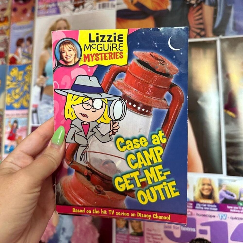 LIZZIE McGUIRE MYSTERIES: CASE CAMP GET-ME-OUTIE‎ BOOK